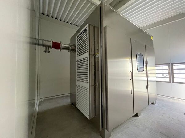 【脱炭素・省エネ】年間400トンのCO2削減と1.7億円のコストカットを同時実現。カルモア、食品工場へ新型脱臭装置「ネオプラズ」を導入