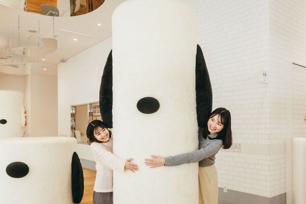 スヌーピーミュージアム、3月7日(土)より新企画「ふかふかミュージアム」がスタート！スヌーピーたちにハグできる巨大な柱や寝転べる新エリアが登場　これまで以上に「癒し」と「楽しさ」が溢れるミュージアムに進化