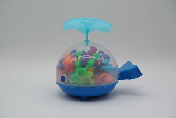 43個のパーツが一瞬で消える！出荷数 累計12万個を突破した人気知育玩具「くっつき虫」　子どもが自ら“捕食”させるクジラ型パッケージが誕生！