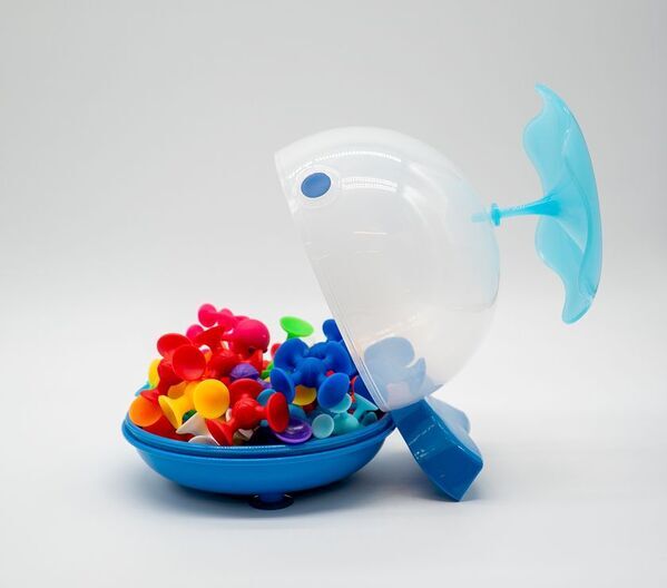 43個のパーツが一瞬で消える！出荷数 累計12万個を突破した人気知育玩具「くっつき虫」　子どもが自ら“捕食”させるクジラ型パッケージが誕生！