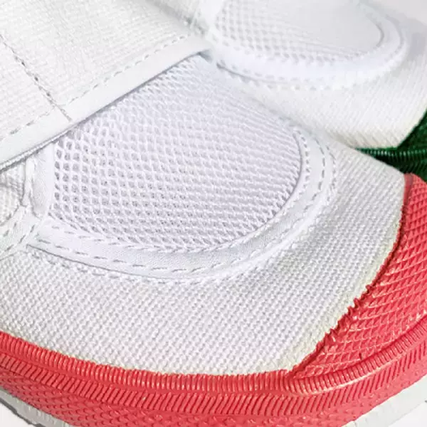 【新学期の盲点】子どもの上履き、1日平均6.1時間・年間1000時間以上　子どもの足を最も拘束するのは「上履き」だった　外靴より3倍以上長く履くのに、健康意識は27％　400人調査で見えた「足育」の死角