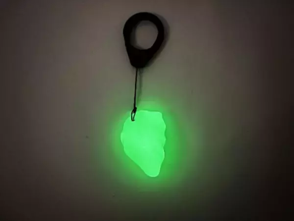 「飛行石みたい！」と子供たちが歓喜　廃プラから生まれた“光る”防犯キーホルダーを豊川市の新小学1年生1,525名へ寄贈