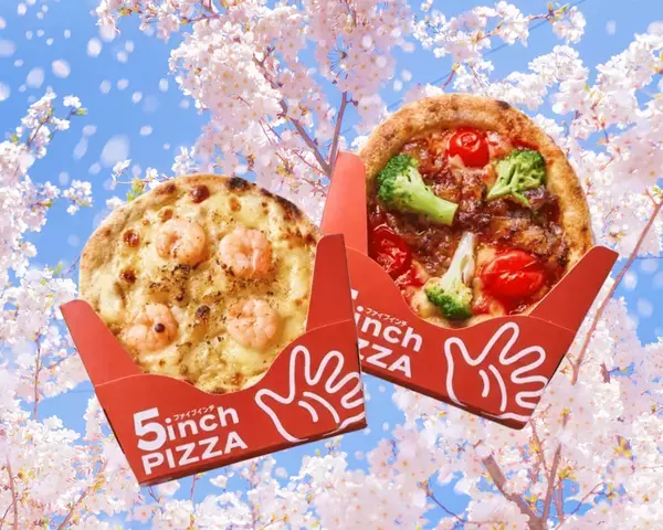 満開の桜の下で「漆黒」を食す。1日限定の衝撃コントラスト、桜漬けを添えた「漆黒のカレーライス」が西南さくら祭りに登場