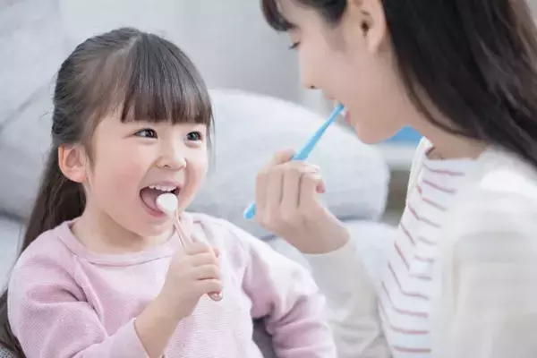 新学期から、新しい口腔ケア習慣を！将来の健康につながる、子供の舌の成長についても考えてみませんか？小学校の6年間は舌の発達において最も重要な時期