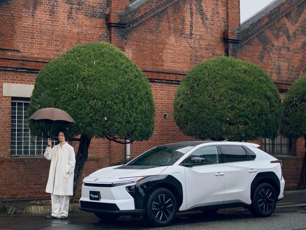 TOYOTAの電気自動車「bZ4X」とともに過ごす日常を描く「365 SCENES」　第2弾は俳優・映画監督 斎藤工さんのゆかりの地である栃木県足利市での“過去と未来”をつなぐドライブへ　ウェブメディア「Pen Online」にて3月23日(月)より公開