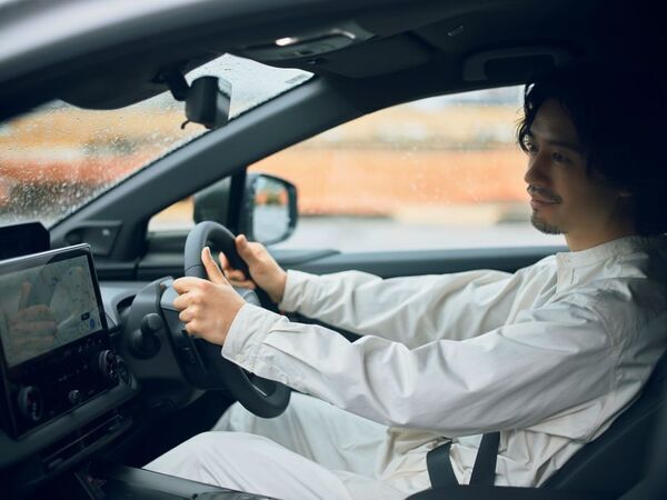 TOYOTAの電気自動車「bZ4X」とともに過ごす日常を描く「365 SCENES」　第2弾は俳優・映画監督 斎藤工さんのゆかりの地である栃木県足利市での“過去と未来”をつなぐドライブへ　ウェブメディア「Pen Online」にて3月23日(月)より公開