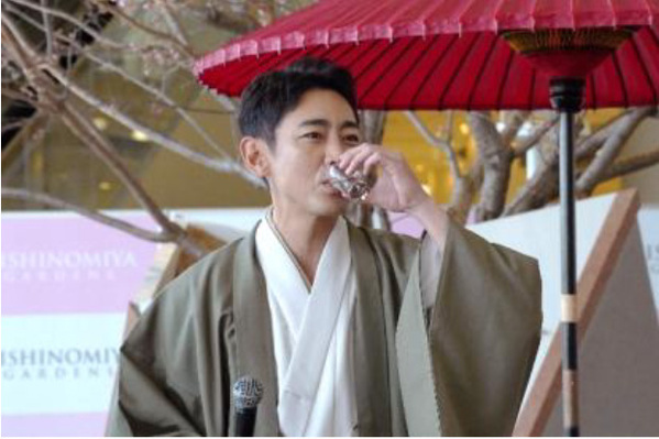 「阪急西宮ガーデンズ 春のお花見会」開催着物に身を包んだ俳優・小泉孝太郎さんが、桜の木の下で日本酒を嗜む