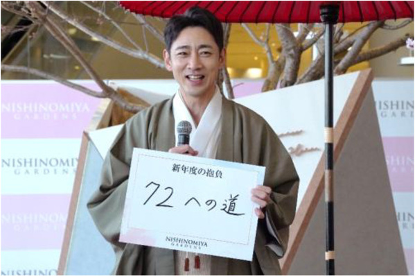 「阪急西宮ガーデンズ 春のお花見会」開催着物に身を包んだ俳優・小泉孝太郎さんが、桜の木の下で日本酒を嗜む