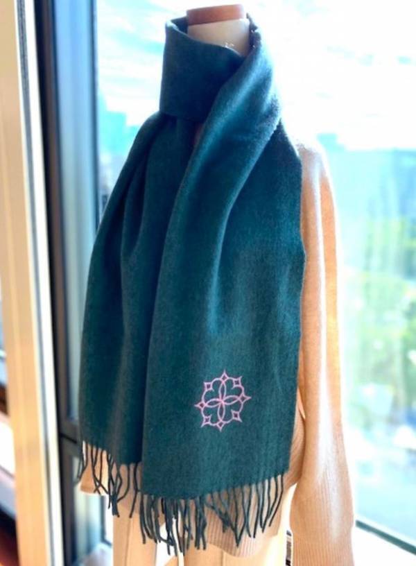 アイヌの伝統文様を纏う、心に届くギフト　SHOKAYのヤク100％ショール・スカーフにアイヌ文様刺繍をお入れする期間限定サービスを再開！