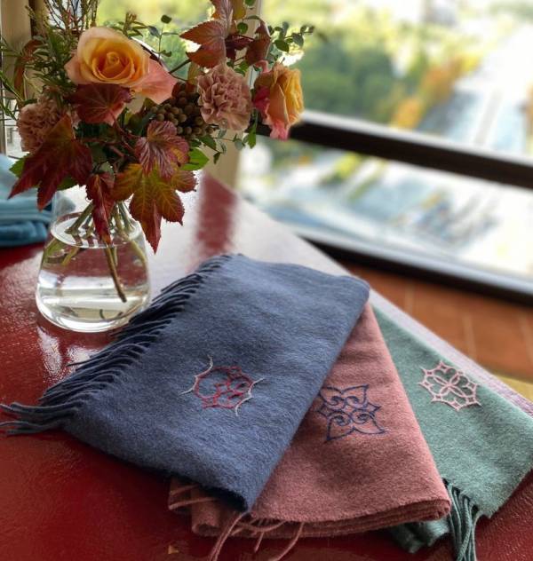 アイヌの伝統文様を纏う、心に届くギフト　SHOKAYのヤク100％ショール・スカーフにアイヌ文様刺繍をお入れする期間限定サービスを再開！