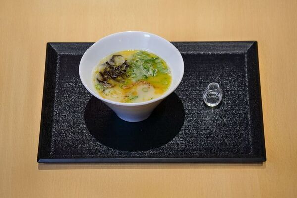 ハラルラーメン店「帆のる」、アマニ油＆MCTオイルを使用した「1日分のオメガ3・MCTオイルが摂れるラーメン／まぜそば」を羽田店・浅草店で提供開始