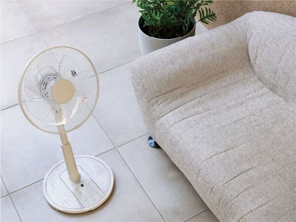 扇風機は「涼む道具」から「心を満たすインテリア」へ　温度センサー搭載「アロマ首振 リビング扇風機」を2026年4月上旬より販売を開始