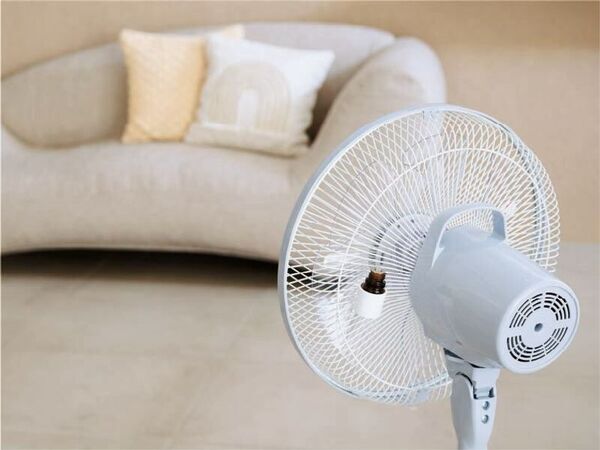 扇風機は「涼む道具」から「心を満たすインテリア」へ　温度センサー搭載「アロマ首振 リビング扇風機」を2026年4月上旬より販売を開始