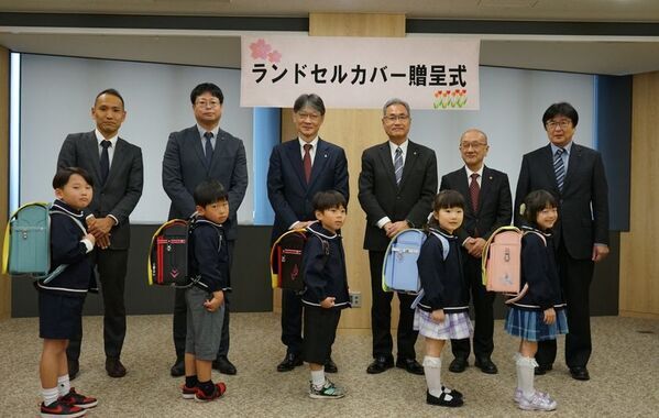 児童の安全な通学を地域で支える　コープ共済連、全国の新一年生にランドセルカバー約30万枚を寄贈