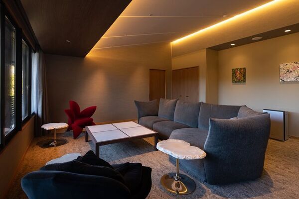 「静寂を染める色彩」仙石原古今、京森康平が全館を彩る宿泊者限定アートイベント開催