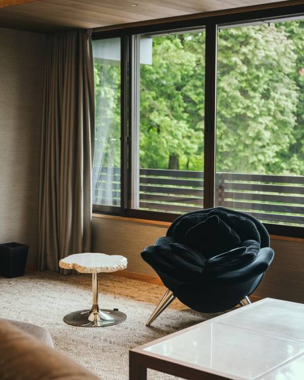 「静寂を染める色彩」仙石原古今、京森康平が全館を彩る宿泊者限定アートイベント開催