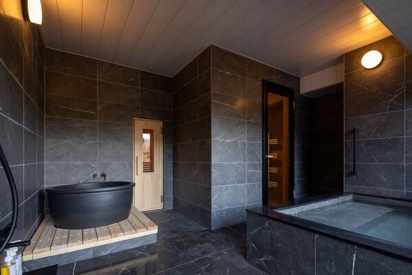 「静寂を染める色彩」仙石原古今、京森康平が全館を彩る宿泊者限定アートイベント開催