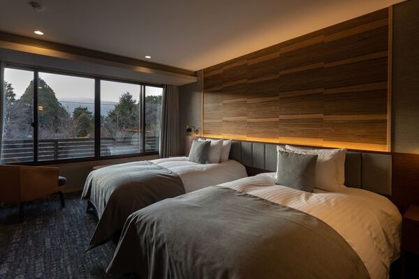 「静寂を染める色彩」仙石原古今、京森康平が全館を彩る宿泊者限定アートイベント開催