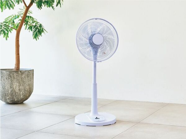 静音＆風量自動調整！「温度センサー搭載 DC リビング扇風機」に夏にぴったりの新色「パープル」が登場　2026年4月発売