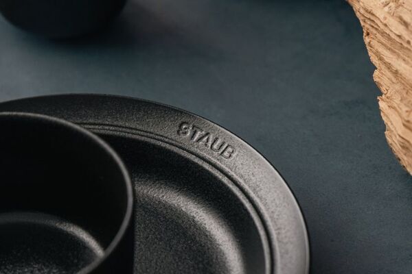 フランス発 クックウェアブランド ストウブからセラミック ダイニングライン新色「マットブラック」4月22日発売