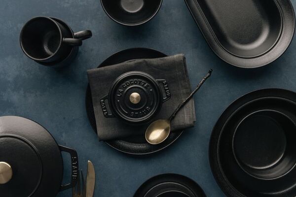 フランス発 クックウェアブランド ストウブからセラミック ダイニングライン新色「マットブラック」4月22日発売