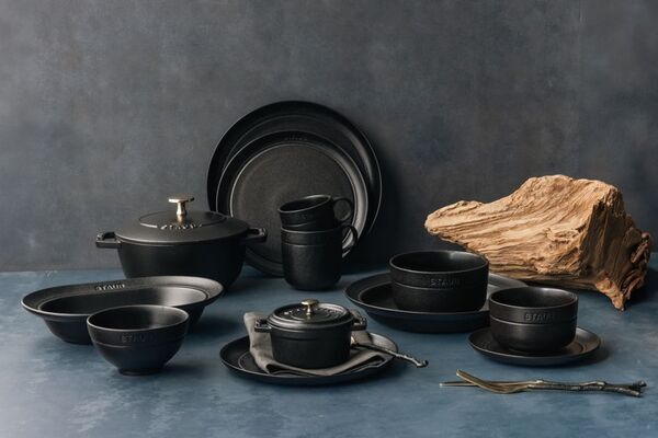 フランス発 クックウェアブランド ストウブからセラミック ダイニングライン新色「マットブラック」4月22日発売