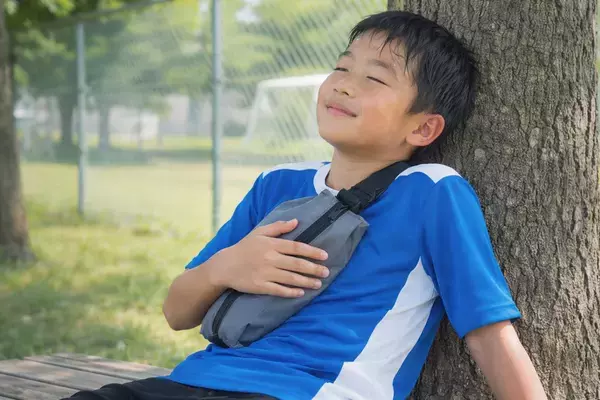 猛暑対策「飲める冷却」凍結ペットボトルで体幹を冷やす新発想ポーチ