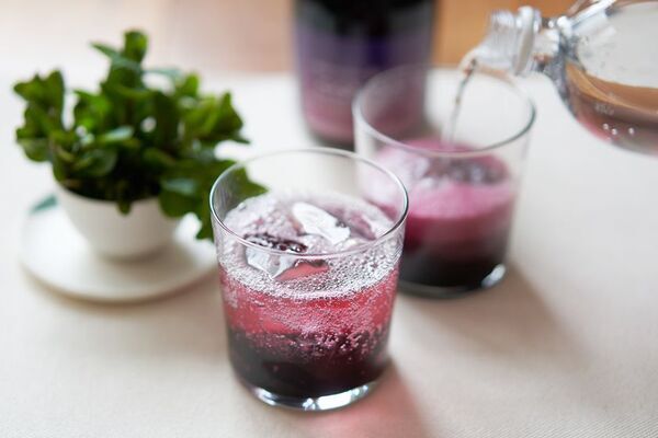 春夏の菌活・腸活・美活に。マキベリー・ビルベリー・ブルーベリーを発酵させた、青い天然酵母飲料「コーボン」を4月15日(水)より限定発売