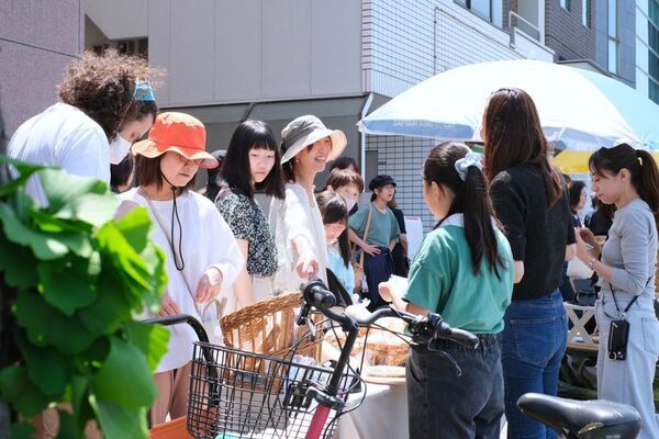カメラがまだ知らない、東京の48時間　～東京・目黒通りの歩道に48時間限定で約100軒のマーケットが並ぶ「第15回目黒マルシェ」5月2日・3日開催～