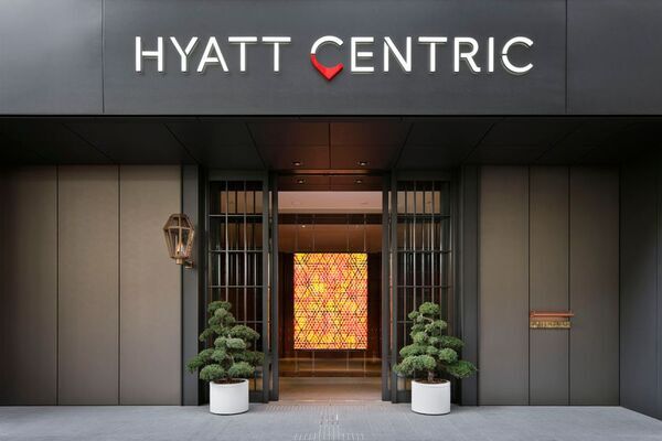 デニムブランドYANUKのデニムがハイアット セントリック 銀座 東京に制服として採用