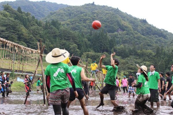 体験型キャンプ場HOLY FUNGUS(ホーリーファンガス)で「泥んこバレーボール」大会を開催