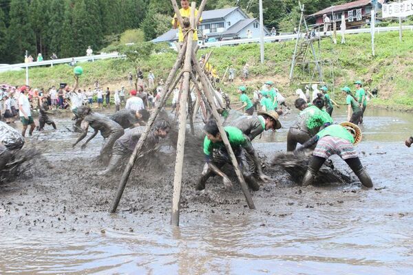 体験型キャンプ場HOLY FUNGUS(ホーリーファンガス)で「泥んこバレーボール」大会を開催