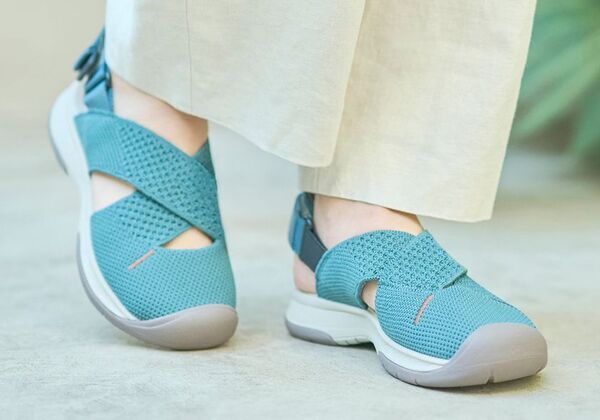 アキレス独自のユニバーサルデザイン基準から生まれた　『■●▲Designs(R)』フォートゥースリーデザインズという名の“フダン靴”“長い夏を快適に過ごせるよう設計されたサンダル”26年春夏モデル2タイプ登場