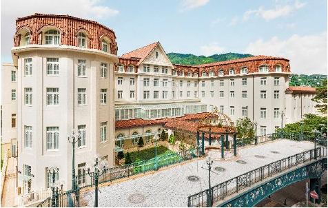 阪急電車と歩んだ100年。宝塚ホテル開業100周年記念のヘッドマークを阪急電車の車両に掲出します5月1日（金）から7月30日（木）まで