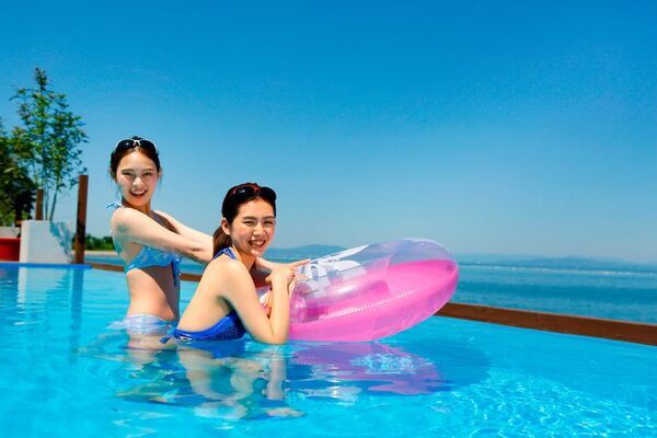 島原温泉ホテル南風楼のガーデン・テラス・プールが通年利用可能な「温水プール」としてリニューアルオープン！有明海と一体化する至福のインフィニティプールへと進化！