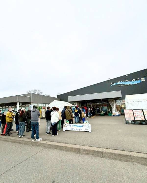 【NEWS】千歳の「鮭」が、もっと好きになる。道の駅サーモンパーク千歳、1000日分の「ありがとう」を込めて。「海鮮丼屋 とと丸」がサーモン丼専門店へ劇的リニューアル！総重量1.2kgのエンタメ丼から、1000秒間食べ放題の「わんこサーモン」まで。5月後半も千歳が熱い！