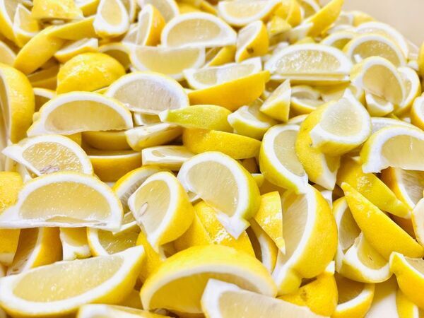 京都の夏に、ひんやり輝く“目で楽しむ涼”　永楽屋、琥珀糖「レモンの雫」をのせた夏限定かき氷「レモンの雫氷」、期間限定琥珀糖「レモンの雫」を6月1日より販売開始