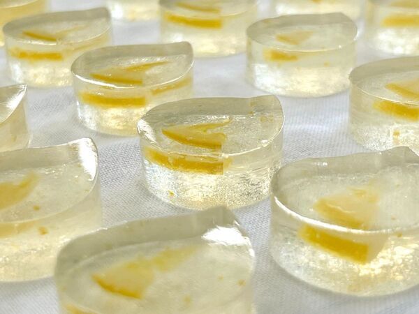 京都の夏に、ひんやり輝く“目で楽しむ涼”　永楽屋、琥珀糖「レモンの雫」をのせた夏限定かき氷「レモンの雫氷」、期間限定琥珀糖「レモンの雫」を6月1日より販売開始