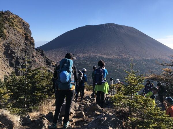 浅間山(前掛山)登山が約3年ぶりに再開　小諸から“活火山と向き合う登山体験”を発信、登山再開記念ツアーも実施