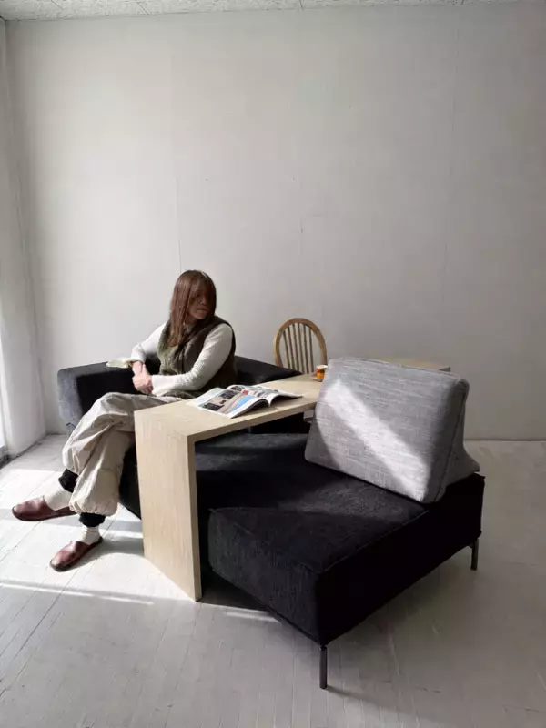 家具選びの常識を覆す新提案。あえて“ソファから動かない”贅沢を　テーブルとソファがひとつになった「テーブル付ソファ」5選北欧デザイン家具NORTE(ノルテ)より提供開始