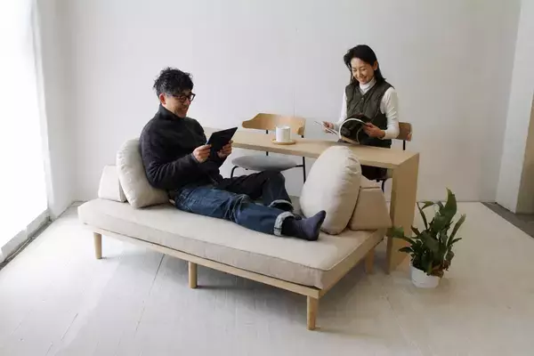 家具選びの常識を覆す新提案。あえて“ソファから動かない”贅沢を　テーブルとソファがひとつになった「テーブル付ソファ」5選北欧デザイン家具NORTE(ノルテ)より提供開始