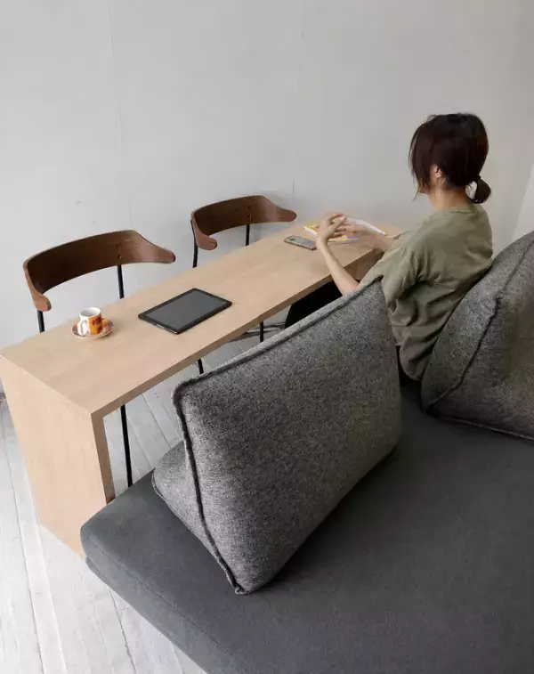 家具選びの常識を覆す新提案。あえて“ソファから動かない”贅沢を　テーブルとソファがひとつになった「テーブル付ソファ」5選北欧デザイン家具NORTE(ノルテ)より提供開始