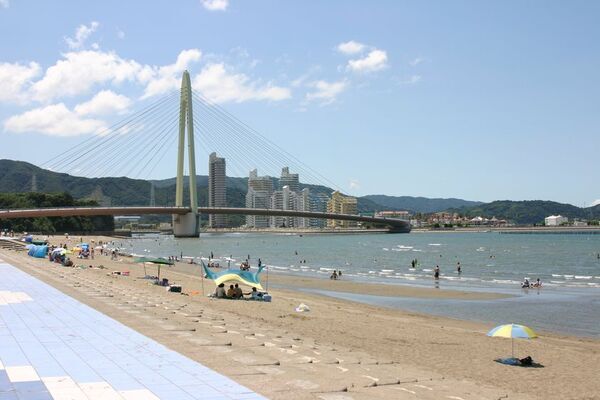 関西最大級の海上アスレチック「AQuaLooP」がパワーアップ！7月4日(土) 片男波海水浴場に今夏もオープン！