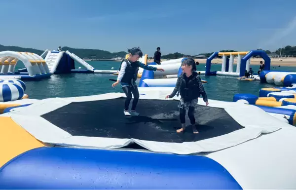関西最大級の海上アスレチック「AQuaLooP」がパワーアップ！7月4日(土) 片男波海水浴場に今夏もオープン！