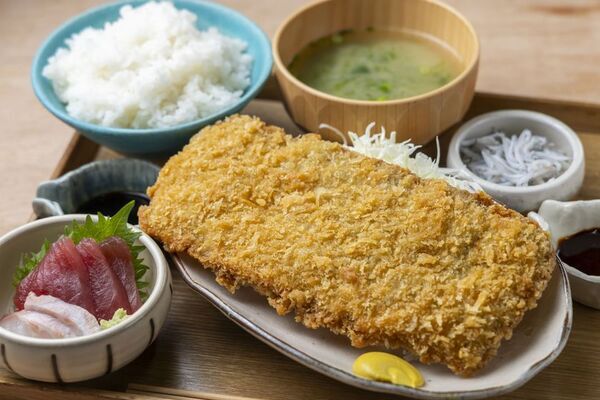 小田原漁港に“海鮮城”・“食べる灯台”出現！？豪快な“海鮮桶丼”と“小田原城”がグルメになって登場漁港飯を味わう「とと丸食堂」メニュー大幅リニューアル