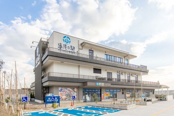 小田原漁港に“海鮮城”・“食べる灯台”出現！？豪快な“海鮮桶丼”と“小田原城”がグルメになって登場漁港飯を味わう「とと丸食堂」メニュー大幅リニューアル