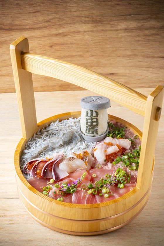 小田原漁港に“海鮮城”・“食べる灯台”出現！？豪快な“海鮮桶丼”と“小田原城”がグルメになって登場漁港飯を味わう「とと丸食堂」メニュー大幅リニューアル
