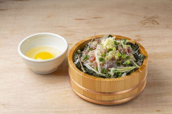 小田原漁港に“海鮮城”・“食べる灯台”出現！？豪快な“海鮮桶丼”と“小田原城”がグルメになって登場漁港飯を味わう「とと丸食堂」メニュー大幅リニューアル