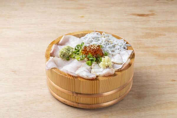 小田原漁港に“海鮮城”・“食べる灯台”出現！？豪快な“海鮮桶丼”と“小田原城”がグルメになって登場漁港飯を味わう「とと丸食堂」メニュー大幅リニューアル