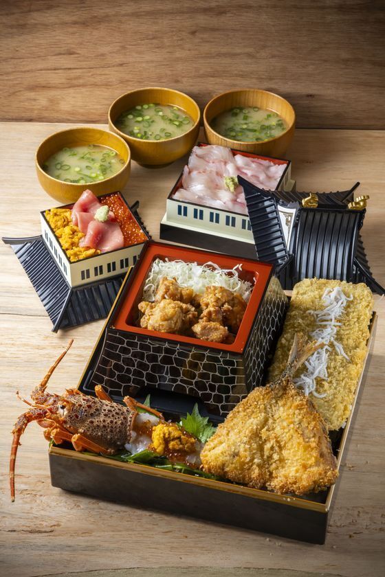 小田原漁港に“海鮮城”・“食べる灯台”出現！？豪快な“海鮮桶丼”と“小田原城”がグルメになって登場漁港飯を味わう「とと丸食堂」メニュー大幅リニューアル